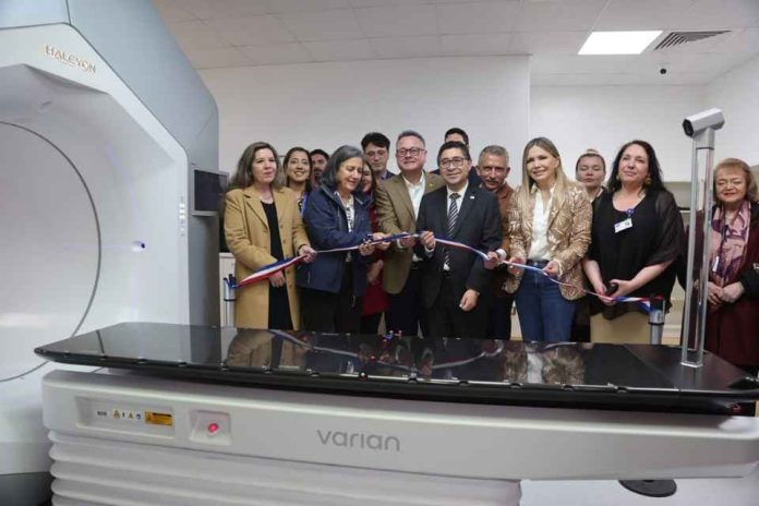 Ministra de Salud inaugura acelerador lineal en Biobío para fortalecer la capacidad de tratamiento contra el cáncer en la región