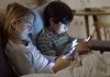Pantallas antes de dormir: cómo evitar que este hábito afecte la rutina familiar y el crecimiento infantil