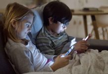 Pantallas antes de dormir: cómo evitar que este hábito afecte la rutina familiar y el crecimiento infantil