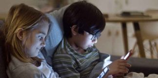 Pantallas antes de dormir: cómo evitar que este hábito afecte la rutina familiar y el crecimiento infantil Pantallas antes de dormir: cómo evitar que este hábito afecte la rutina familiar y el crecimiento infantil