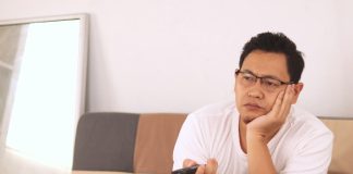 ¿Siempre necesitas subtítulos para entender una serie? Lo que este hábito puede decir sobre tu audición