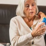 Un pequeño golpe puede abrir una herida: el riesgo de la piel frágil en adultos mayores Un pequeño golpe puede abrir una herida el riesgo de la piel frágil en adultos mayores