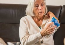 Un pequeño golpe puede abrir una herida: el riesgo de la piel frágil en adultos mayores Un pequeño golpe puede abrir una herida el riesgo de la piel frágil en adultos mayores