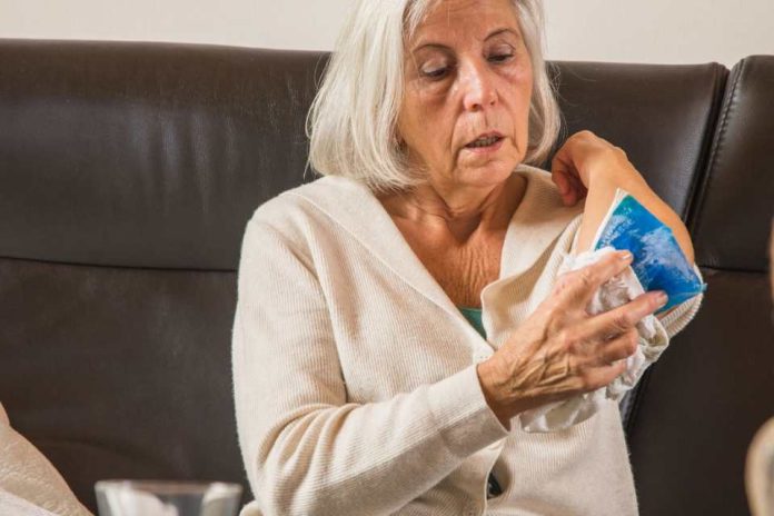 Un pequeño golpe puede abrir una herida el riesgo de la piel frágil en adultos mayores
