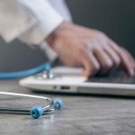 ¿Qué pasa con los pacientes cuando falla la tecnología? Salud pública y privada abordarán los nuevos riesgos de la digitalización