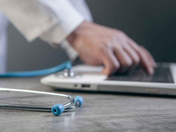 ¿Qué pasa con los pacientes cuando falla la tecnología? Salud pública y privada abordarán los nuevos riesgos de la digitalización