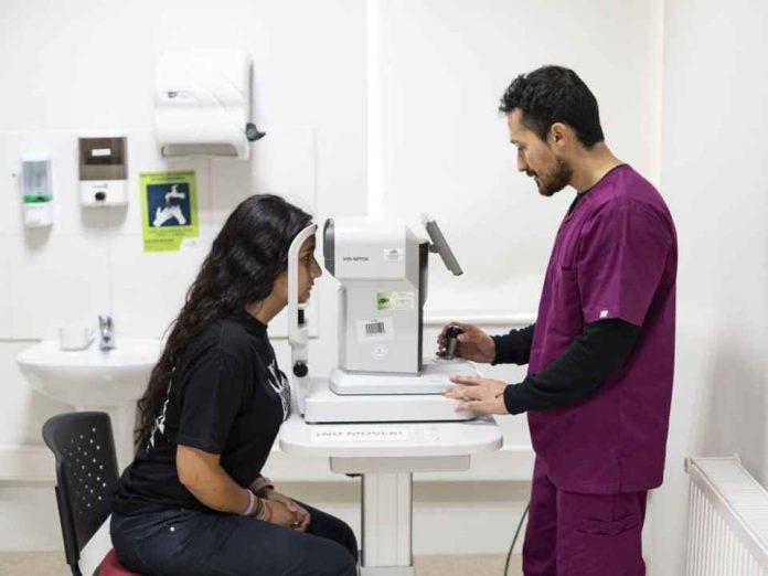 ¿Ves bien Algunas enfermedades oculares avanzan sin avisar y detectarlas a tiempo puede marcar la diferencia ¿Ves bien? Algunas enfermedades oculares avanzan sin avisar y detectarlas a tiempo puede marcar la diferencia